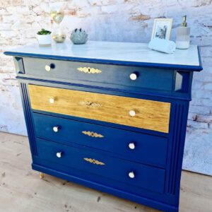 Commode bleue et marbre blanc