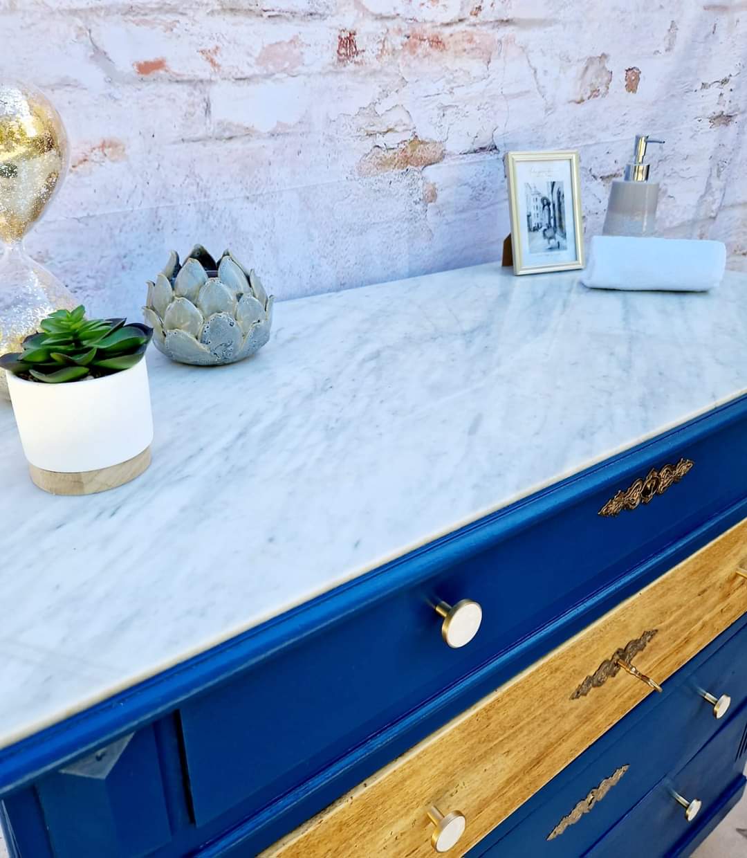 Commode bleue et marbre blanc – Image 3