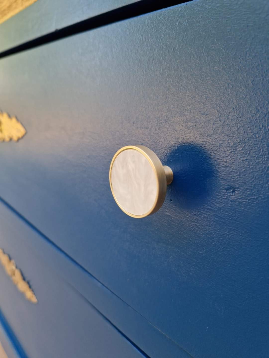 Commode bleue et marbre blanc – Image 2