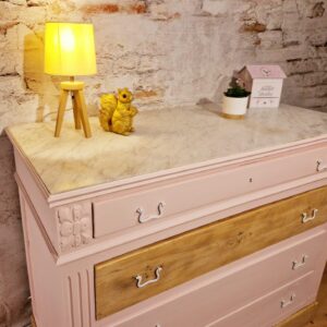 Commode rose et marbre blanc